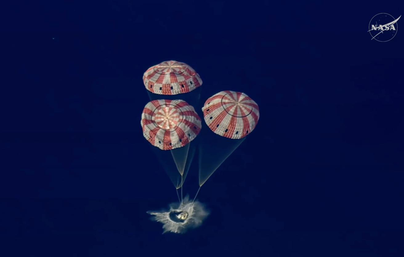 Корабль "Орион" с астронавтами лунной миссии "Артемида-2" вернулся на Землю