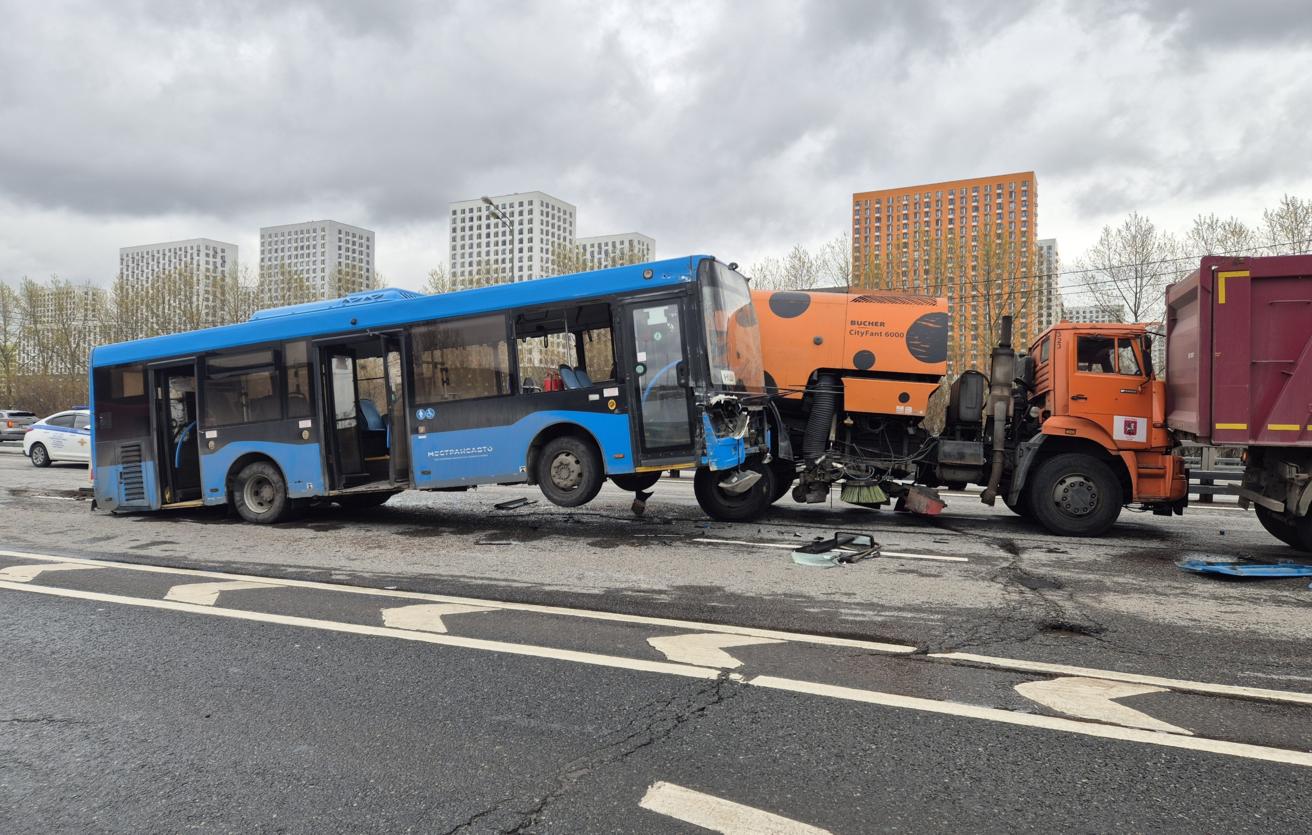 Авария с участием автобуса на Варшавском шоссе