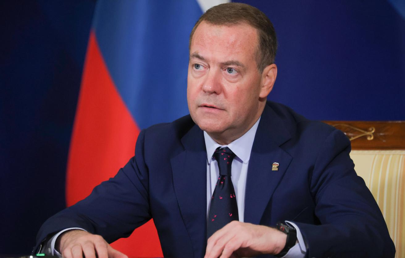 Медведев ответил на критику России сравнением со слоном из басни