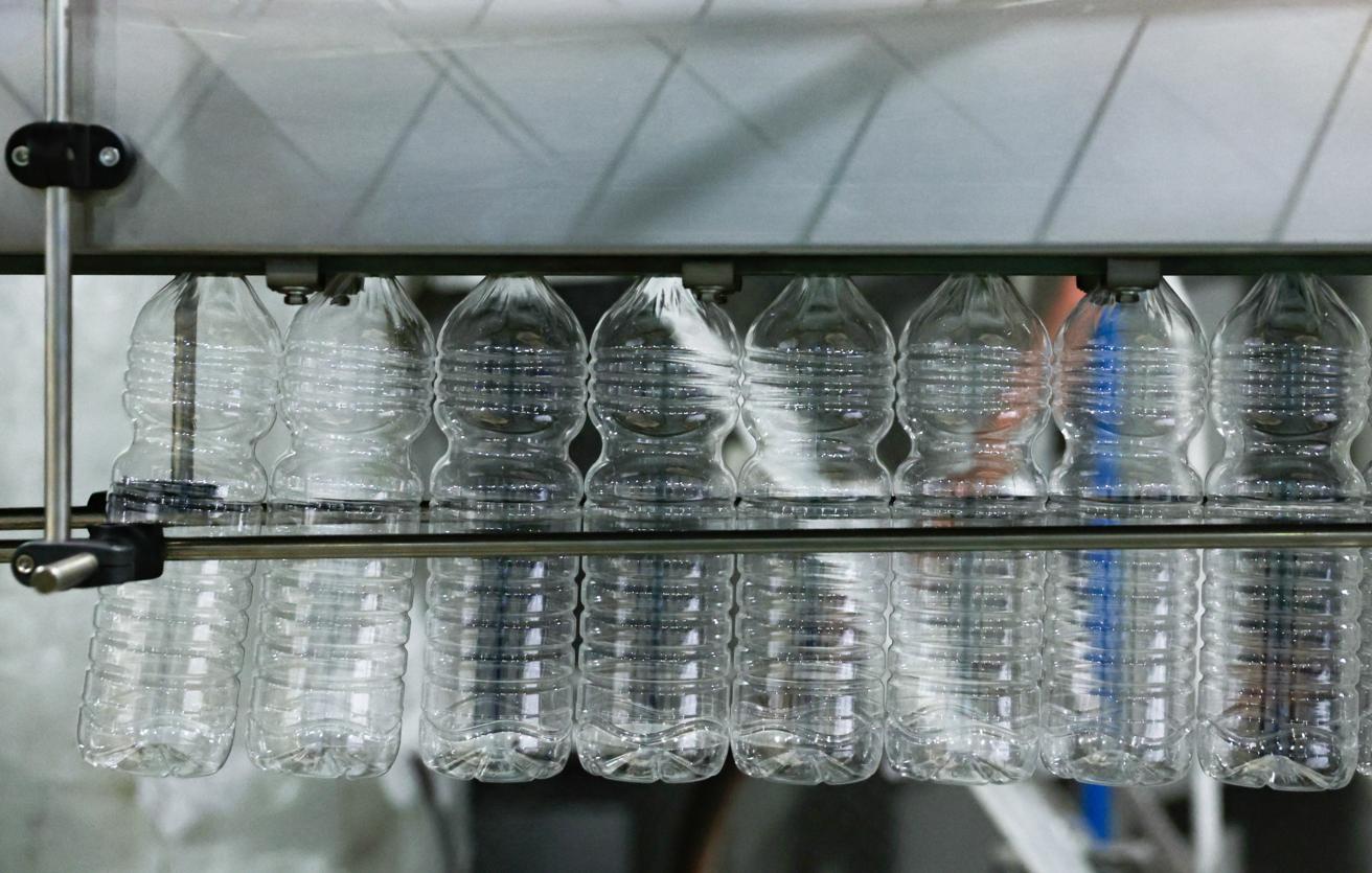 В России приостановили продажу более 70 тыс. бутылок напитков из Армении