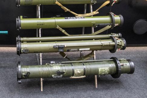 Макеты российских ручных противотанковых гранатометов. РПГ-30 (в центре). Виктор Бодров/ ТАСС