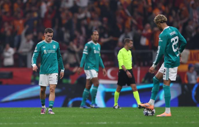 футболисты Ливерпуля и Галатасарая в борьбе за мяч на поле