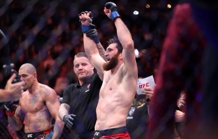 В аэропорту Махачкалы встретили чемпиона UFC Магомеда Анкалаева