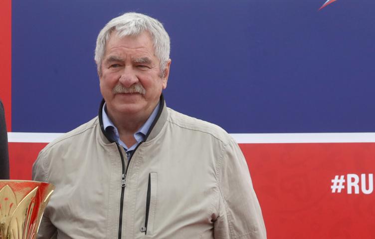 Дегтярев наградил мать Овечкина почетным знаком Министерства спорта России