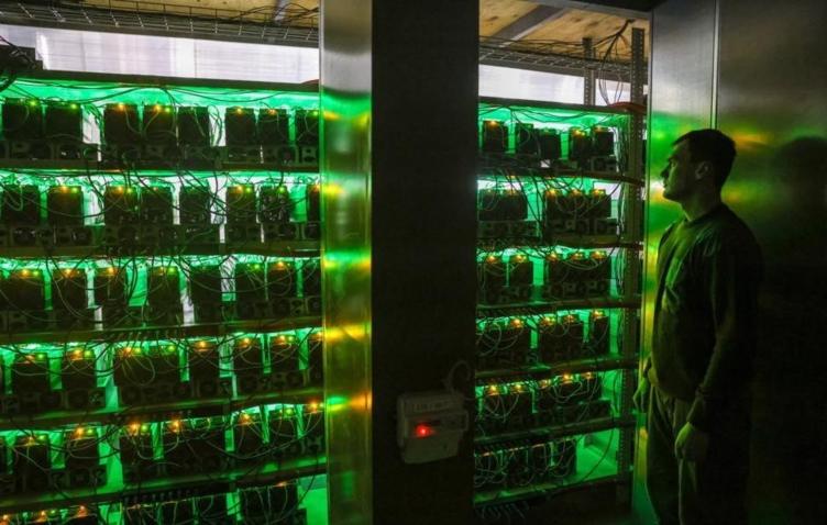 счет за электричество на фоне работающих майнеров