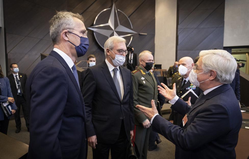 Генсек НАТО Йенс Столтенберг, заместитель министра иностранных дел России Александр Грушко и заместитель министра обороны РФ Александр Фомин NATO/ POOL/ Anadolu Agency via Getty Images