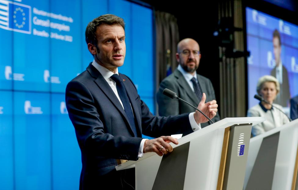 Президент Франции Эмманюэль Макрон, глава Евросовета Шарль Мишель и глава Еврокомиссии Урсула фон дер Ляйен EPA-EFE/ OLIVIER HOSLET/ POOL