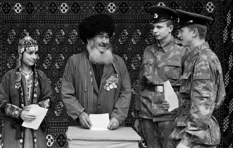 Голосование в одном из колхозов Туркменской ССР, 17 марта 1991 года А. Сапаров/ ТАСС