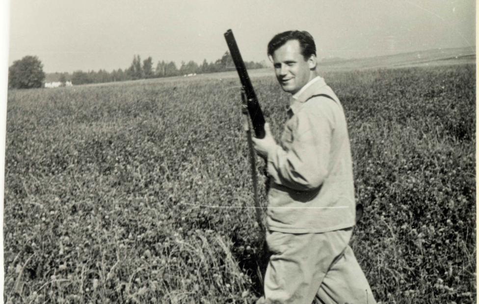 Главный сварщик УЗТМ Рыжков Н. И. с ружьём во время поездки делегации в ЧСССР на заводы концерна Shkoda Архив Центра документаций общественных организаций Свердловской области