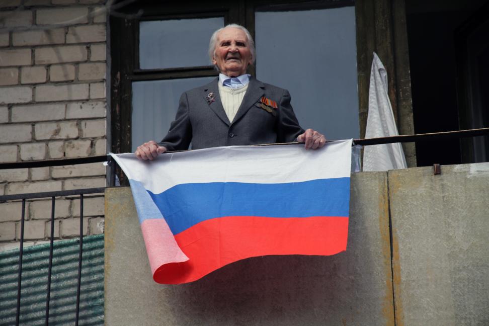 Ветеран во время выступления артистов в День Победы, Чита Сергей Мозер/ТАСС