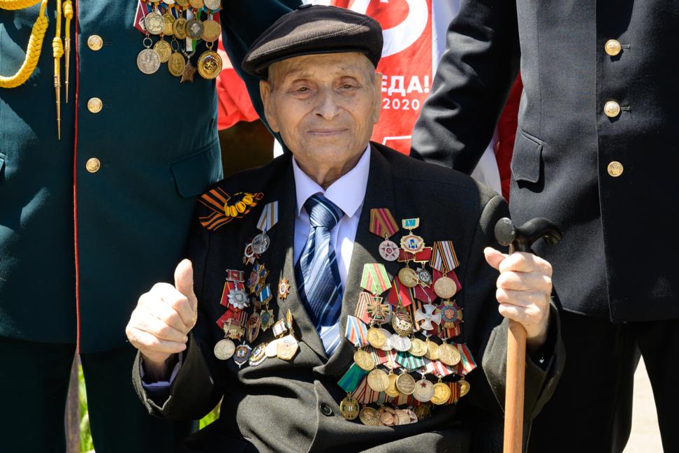 Ветеран Великой Отечественной войны на площади Славы, Южно-Сахалинск Сергей Красноухов/ТАСС