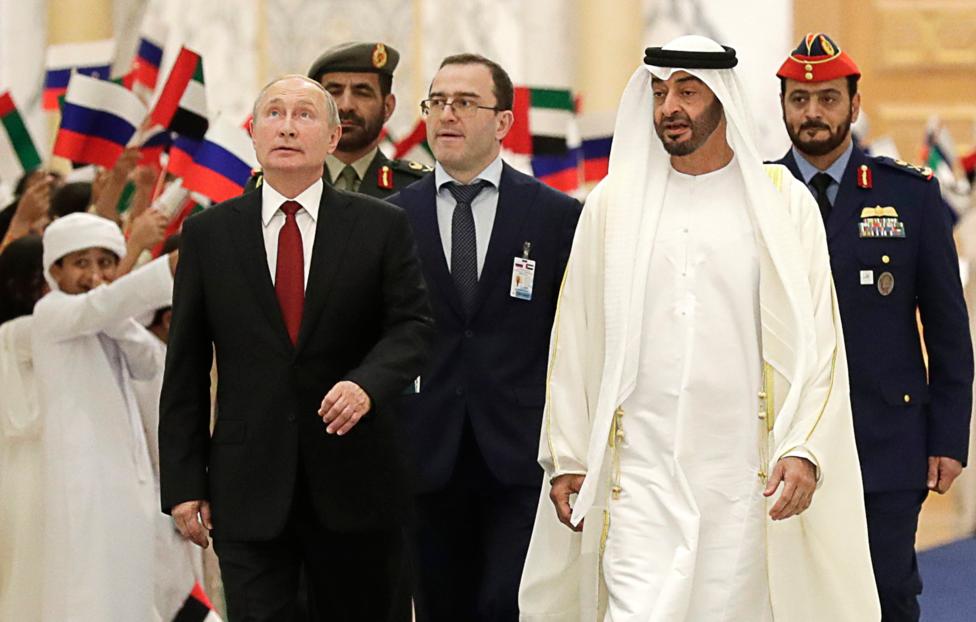 Президент РФ Владимир Путин и наследный принц Абу-Даби Мухаммад Аль Нахайян Михаил Метцель/ ТАСС