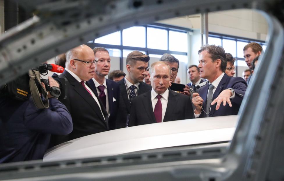 Министр экономики Германии Петер Альтмайер, президент России Владимир Путин и член правления подразделения Mercedes-Benz Cars Маркус Шефер Михаил Климентьев/ пресс-служба президента РФ/ ТАСС