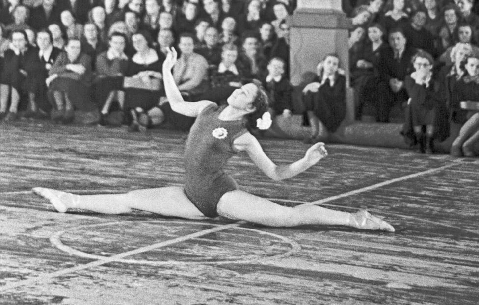 Мастера спорта ссср по гимнастике. Лилия Назмутдинова. Первый Чемпионат по художественной гимнастике 1941. Назмутдинова художественная гимнастика. Художественная гимнастика первый Чемпионат СССР.