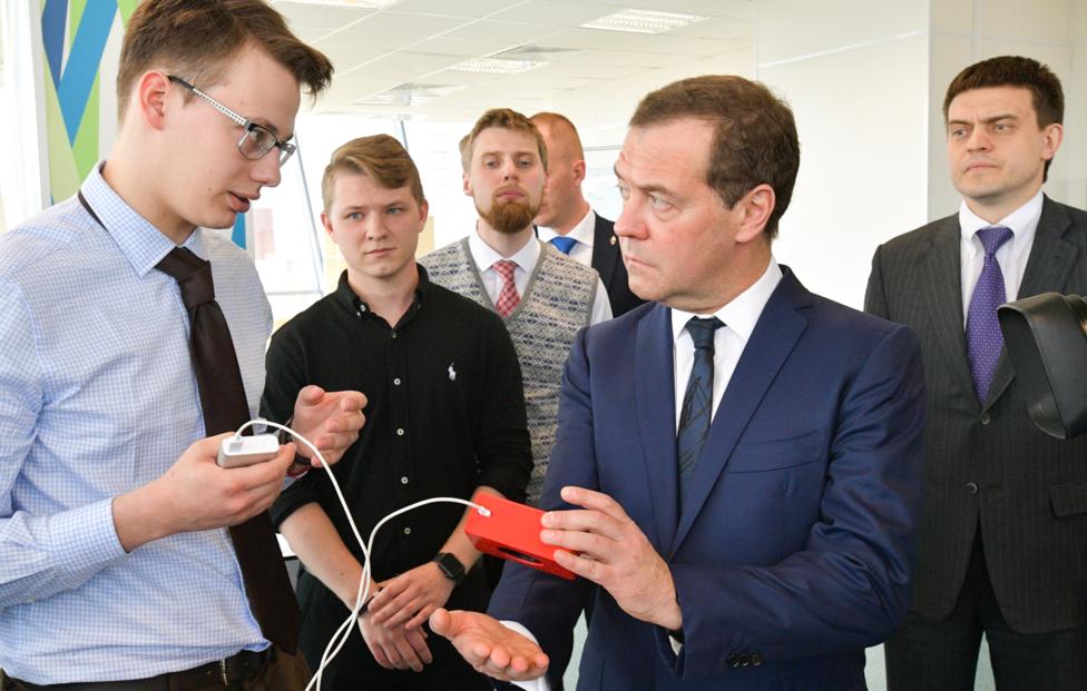 Министр науки и высшего образования РФ Михаил Котюков (справа), премьер-министр РФ Дмитрий Медведев (второй справа) Александр Астафьев/ пресс-служба правительства РФ/ ТАСС