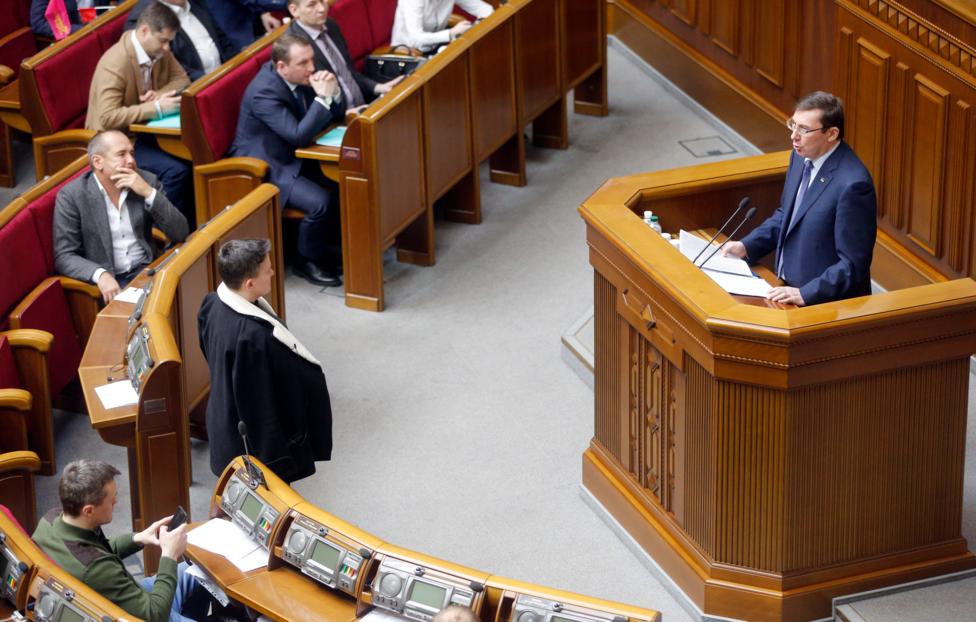 Депутат Верховной рады Надежда Савченко и генпрокурор Украины Юрий Луценко AP Photo/ Efrem Lukatsky