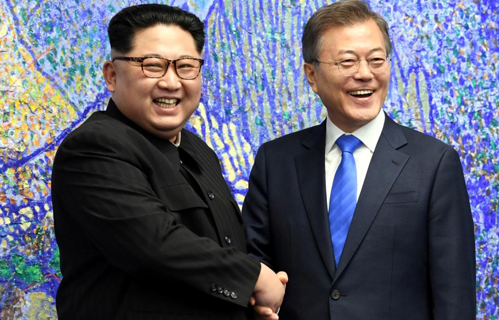 Лидер КНДР Ким Чен Ын и президент Южной Кореи Мун Чжэ Ин Korea Summit Press Pool/ Pool via Reuters