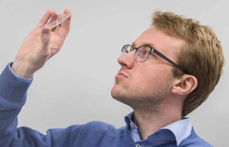 Руководитель лаборатории лазерного наноструктурирования стекла Фонда перспективных исследований Иван Глебов  Дмитрий Серебряков/ ТАСС