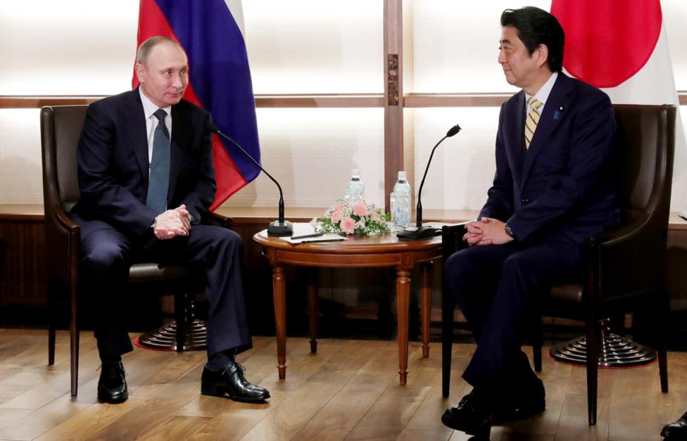 Президент России Владимир Путин и премьер-министр Японии Синдзо Абэ Михаил Климентьев/ пресс-служба президента РФ/ ТАСС
