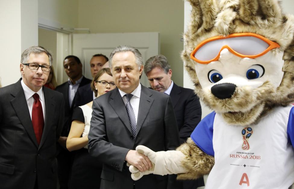 Петр Авен и Виталий Мутко во время открытия главного билетного центра Кубка конфедераций Михаил Почуев/ ТАСС