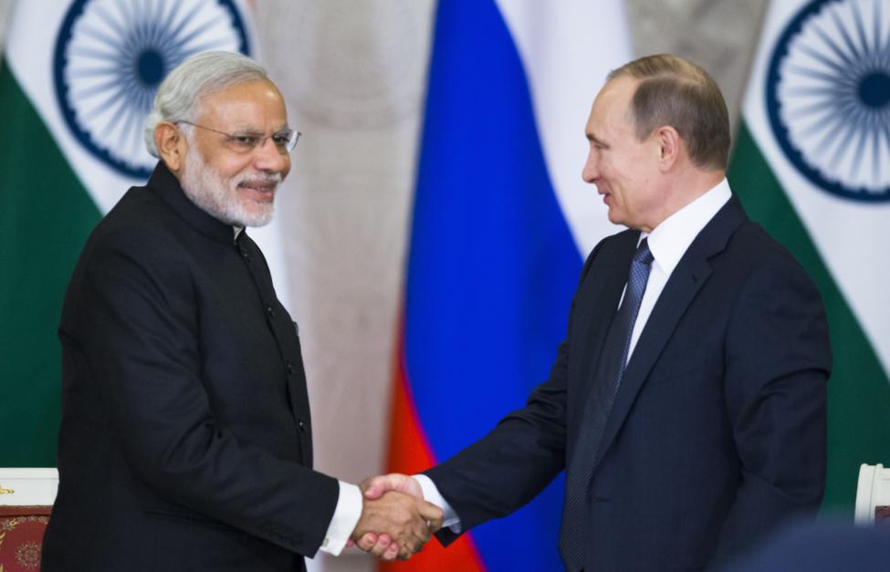 Премьер-министр Индии Нарендра Моди и президент России Владимир Путин AP Photo/ Pavel Golovkin, архив