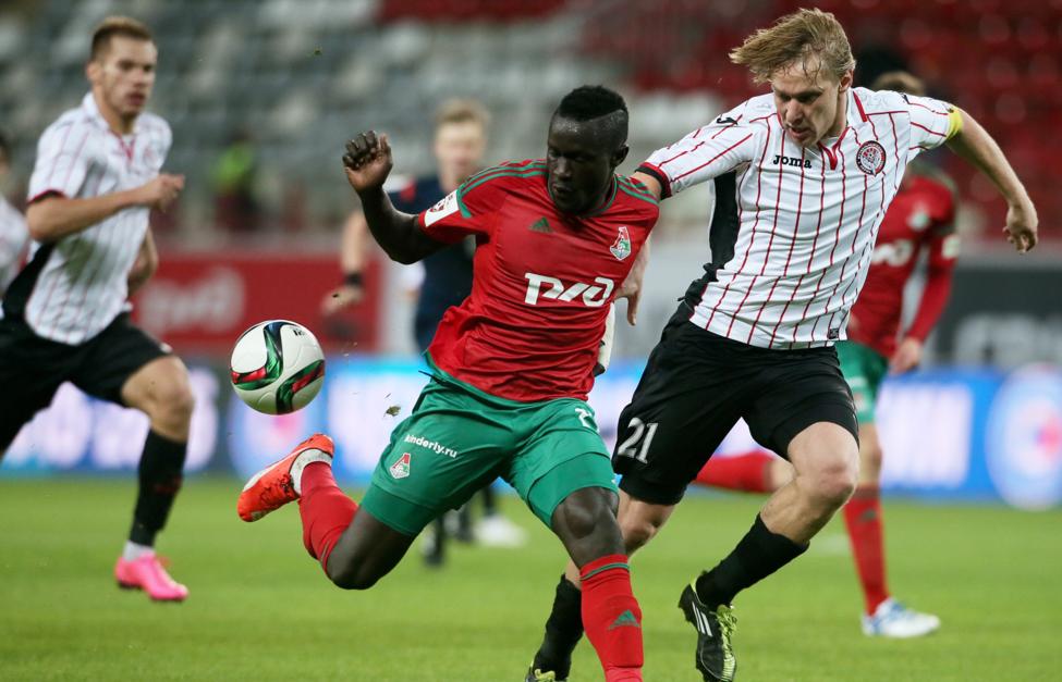 Игроки "Локомотива" Байе Умар Ниассе и "Амкара" Дмитрий Белоруков (слева направо) в матче чемпионата России по футболу между командами "Локомотив" (Москва) и "Амкар" (Пермь) Василий Пономарев/ ТАСС