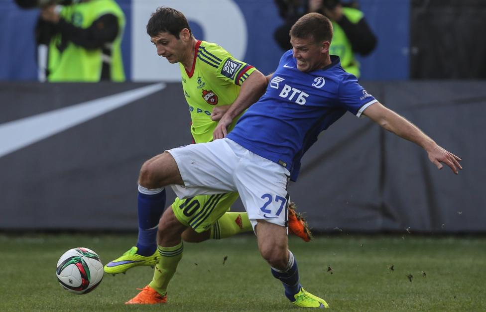 Полузащитник "Динамо" Игорь Денисов во время матча чемпионата России против ЦСКА Сергей Савостьянов/ ТАСС