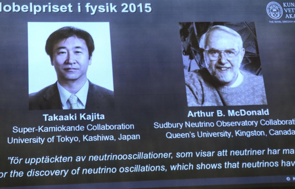 Ученые Такааки Каджита и Артур Макдональд EPA/ FREDRIK SANDBERG