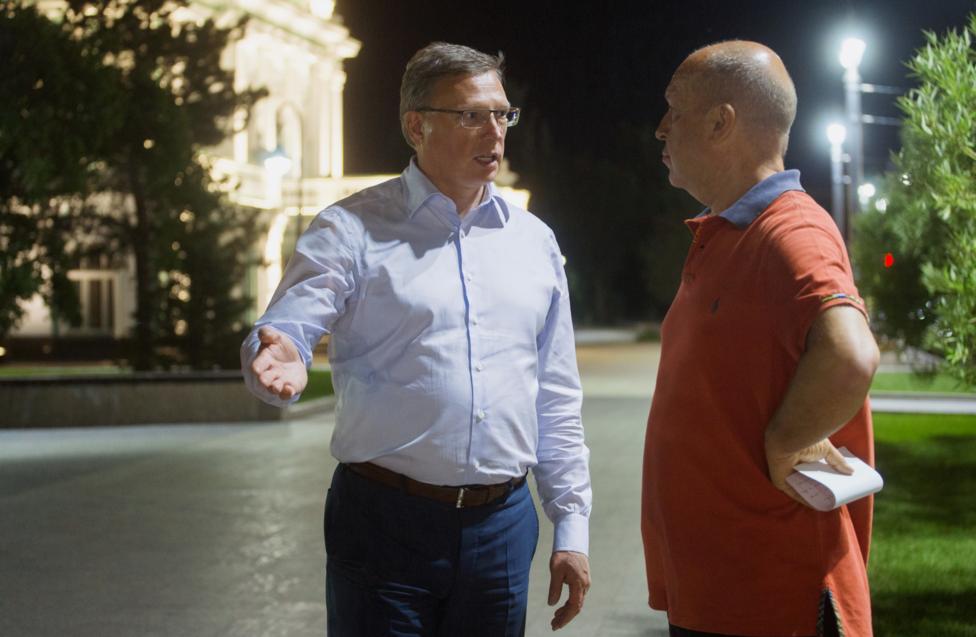 С автором проекта "Первые лица регионов" Андреем Ванденко Дмитрий Феоктистов/ ТАСС 