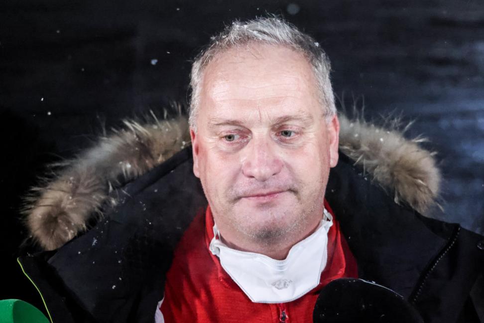 Военный атташе ВС Австрии Томас Ахаммер, эвакуированный из Казахстана, на территории аэродрома Чкаловский Антон Новодережкин/ТАСС