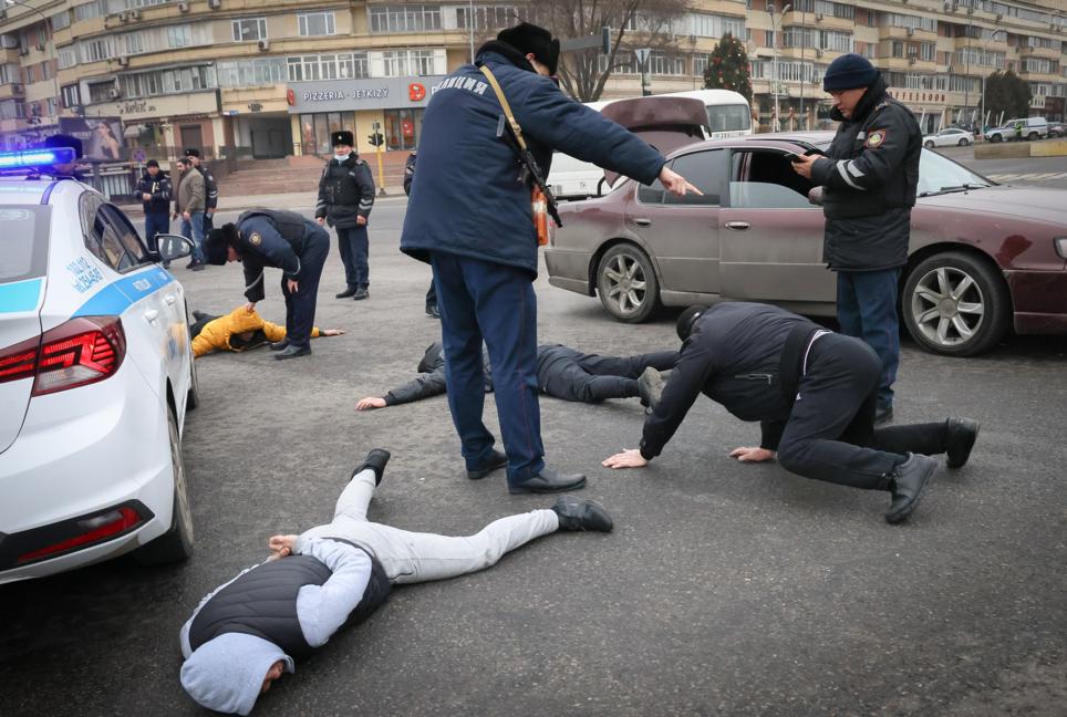 Задержание нарушителей в Алма-Ате Валерий Шарифулин/ТАСС