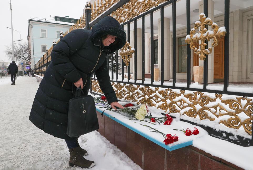 Возложение цветов у посольства Казахстана в Москве Сергей Карпухин/ТАСС