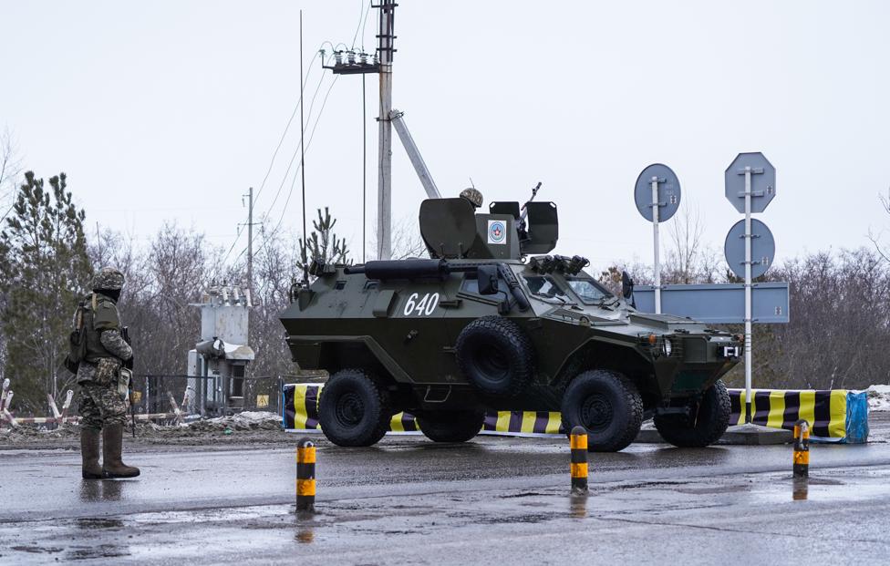 Проверка гражданских автомобилей на блокпостах в Нур-Султане Турар Казангапов/ТАСС