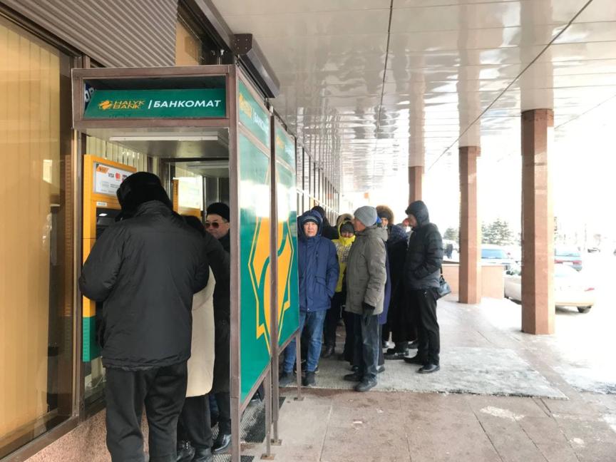 Очередь к работающему банкомату в Нур-Султане Михаил Егиков/ТАСС