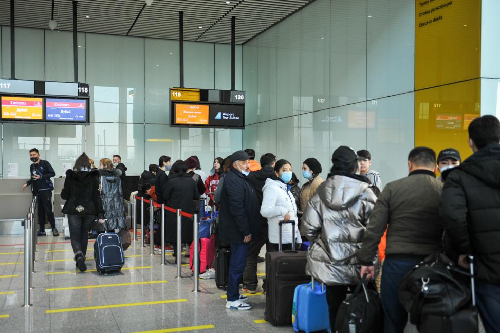 Пассажиры в международном аэропорту Нурсултан Назарбаев Турар Казангапов/ТАСС