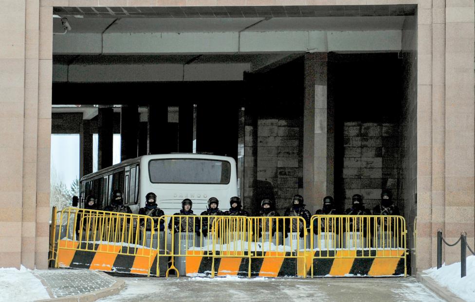 Блокпост около арки Дома министерств в Нур-Султане Турар Казангапов/ТАСС