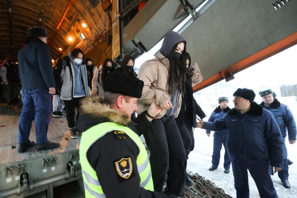 Пассажиры эвакуационного рейса из Казахстана в Россию на аэродроме Чкаловский Сергей Карпухин/ТАСС