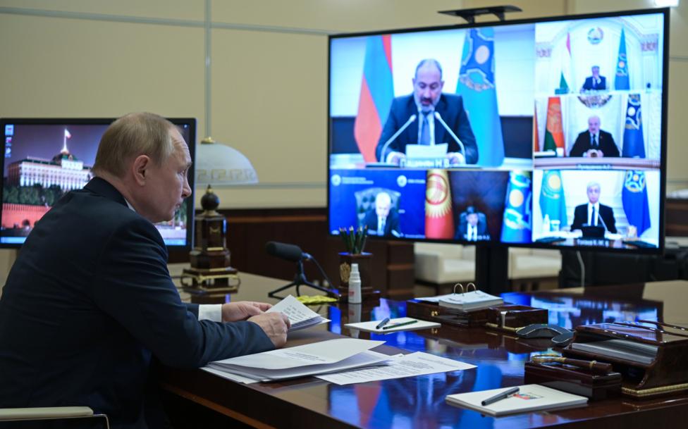 Президент РФ Владимир Путин во время внеочередной сессии Совета коллективной безопасности ОДКБ Алексей Никольский/ТАСС