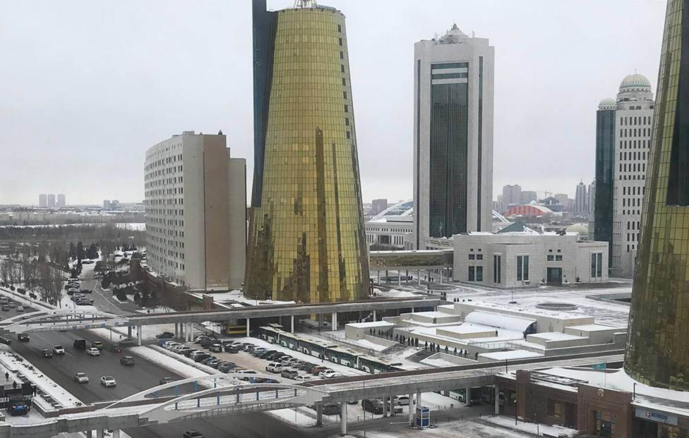 Спецназ перекрывает проходы к столичной резиденции президента Казахстана со стороны проспекта Мангилик Ел. Михаил Егиков/ТАСС