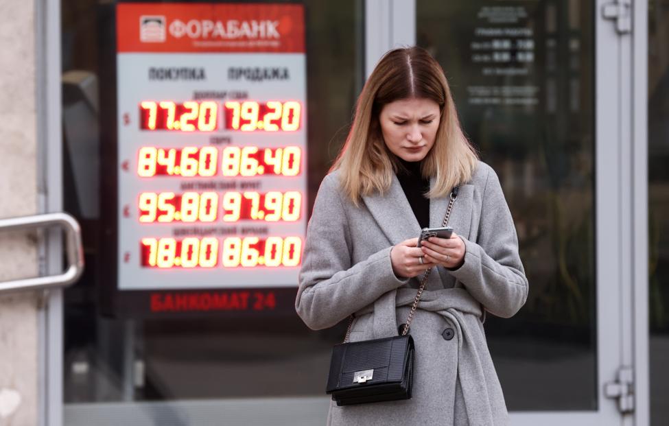 Курс евро в ходе торгов на Мосбирже поднялся выше 86 рублей впервые с 15 апреля 2022 года
