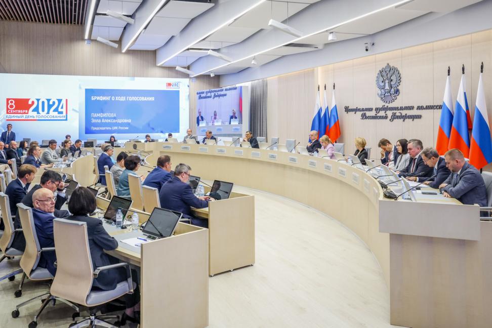 Члены ЦИК и наблюдатели в информационном центре РФ в Единый день голосования Сергей Фадеичев/ ТАСС
