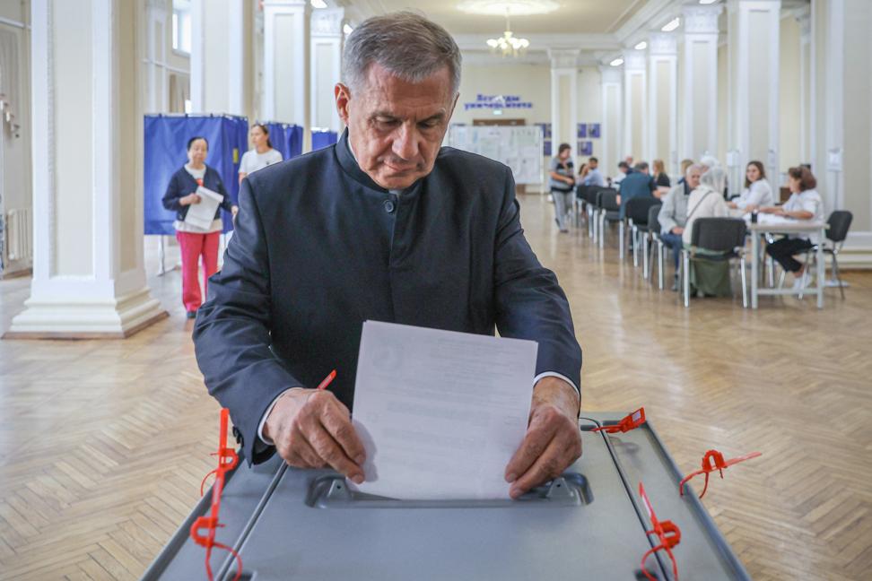 Глава Татарстана Рустам Минниханов на избирательном участке №42 Егор Алеев/ ТАСС