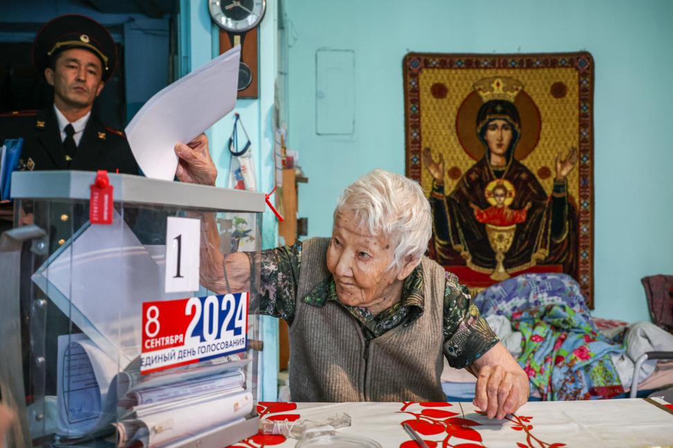 100-летняя ветеран педагогического труда Вера Тозыякова во время голосования на выездном избирательном участке в Горно-Алтайске Кирилл Кухмарь/ ТАСС