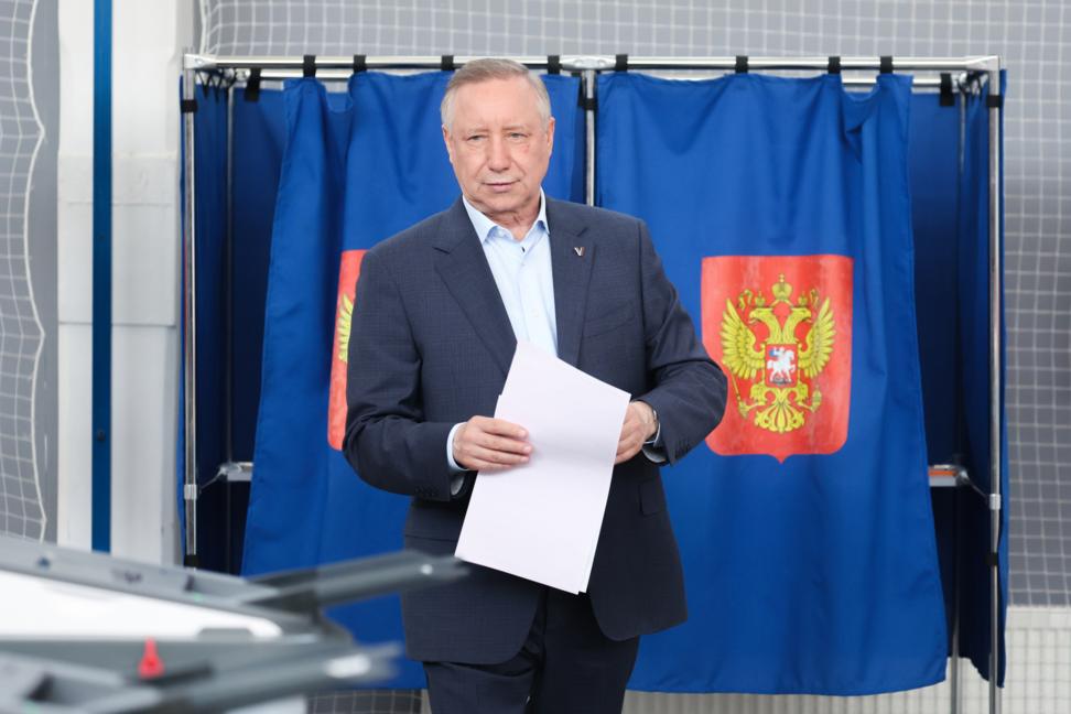 Губернатор Санкт-Петербурга Александр Беглов на избирательном участке Петр Ковалев/ ТАСС