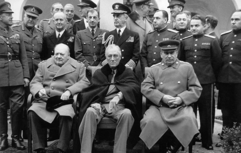 Премьер-министр Великобритании Уинстон Черчилль, президент США Франклин Рузвельт и председатель СНК СССР Иосиф Сталин . ТАСС