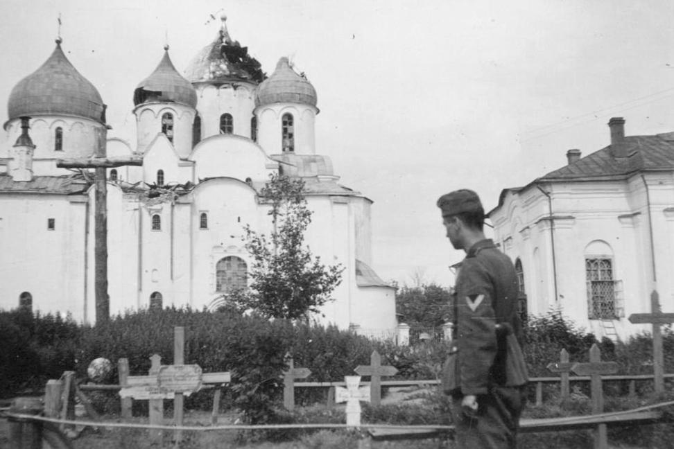 Солдат вермахта на немецко-испанском кладбище у Софийского собора в Новгороде, 1941–1944 годы. Новгородская Епархия Русской Православной Церкви