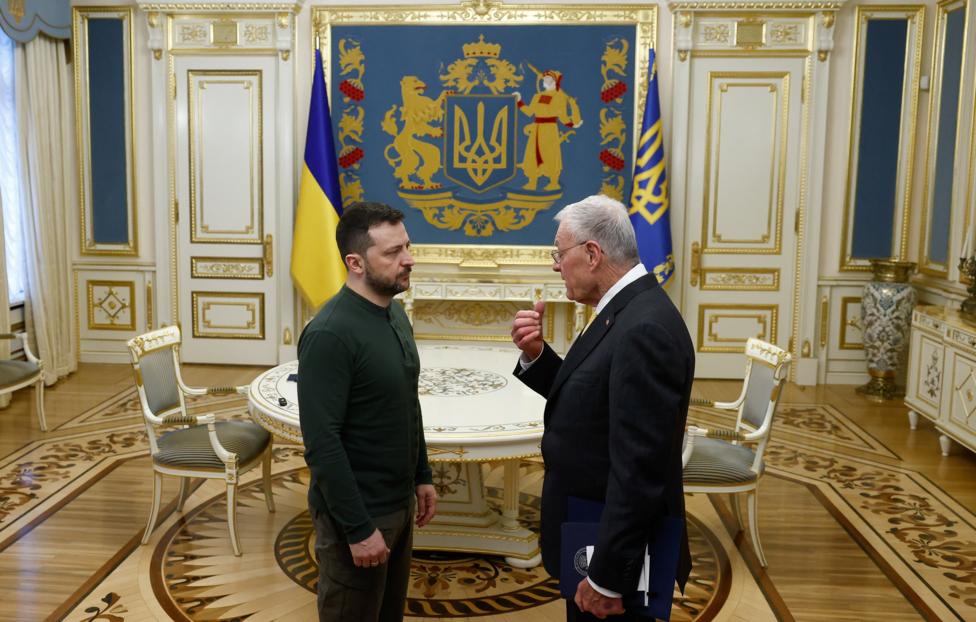 Владимир Зеленский и спецпосланник президента США по Украине и России Кит Келлог. REUTERS/ Thomas Peter