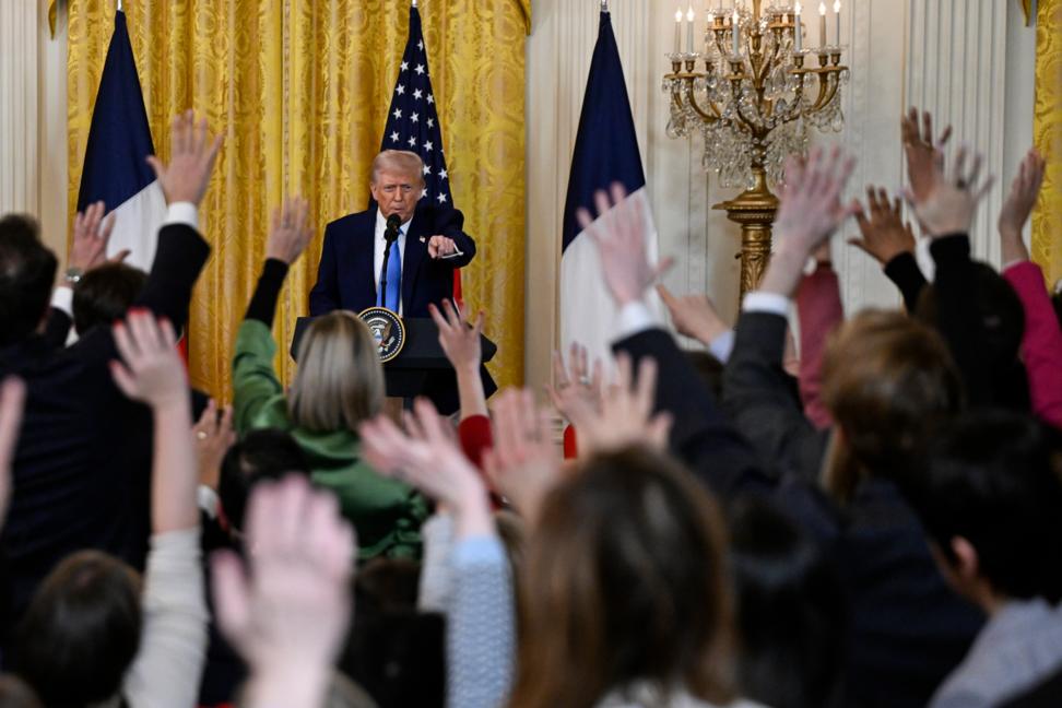 Президент США Дональд Трамп (в центре). Anadolu via Reuters Connect