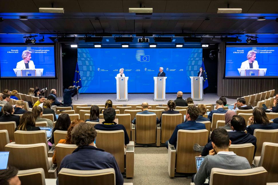 Глава Еврокомиссии Урсула фон дер Ляйен и глава Европейского совета Антониу Кошта . ZUMA Press Wire via Reuters Connect
