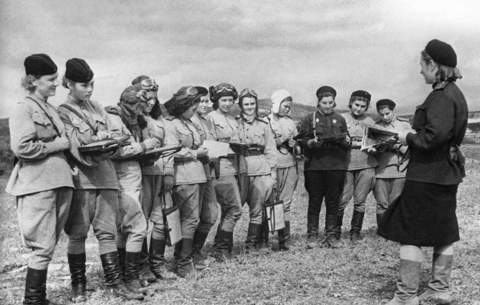 Летчицы 46-го гвардейского ночного бомбардировочного авиационного полка, 1943 год. Евгений Халдей/ ТАСС